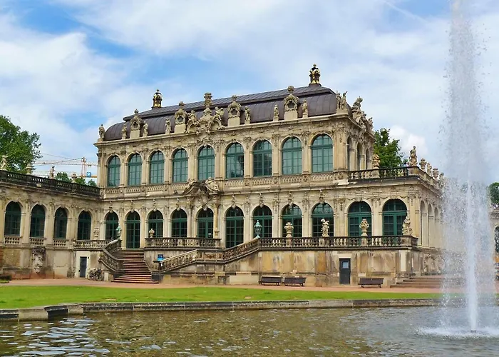 Großes Apartment im Zentrum von Dresden, 2 Schlafzimmer, 2 Bäder, Balkon